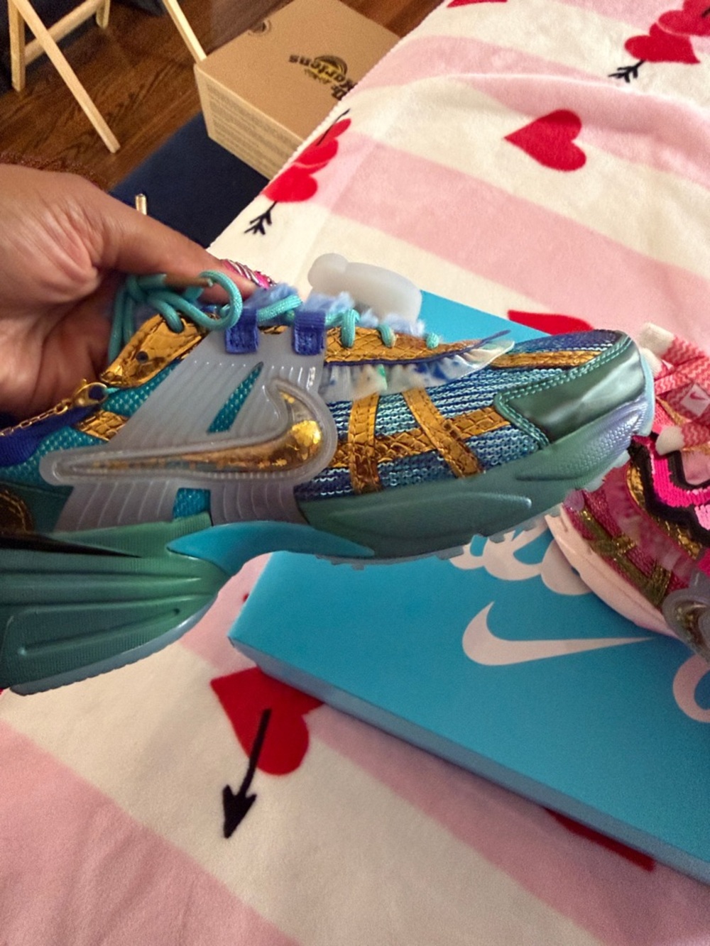 Nike v2k run DB21 Doernbecher- Pink & Blue women’s 8 - Picture 9 of 16